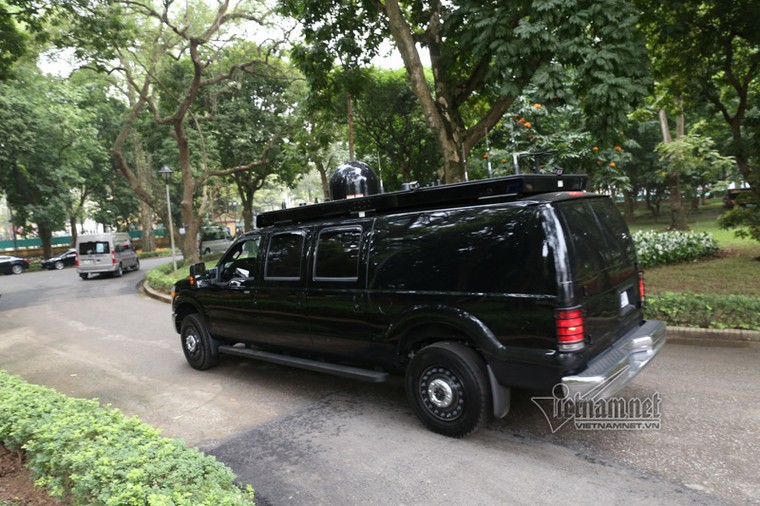 Quả cầu đen bí ẩn trên nóc xe hộ tống Tổng thống Trump ảnh 2