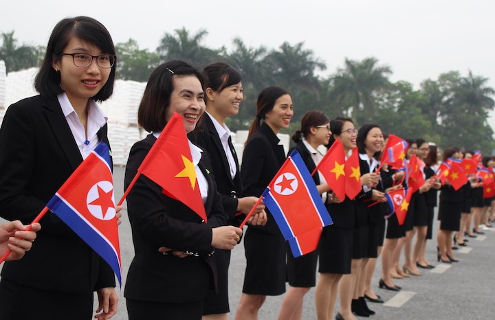 Đoàn Triều Tiên thăm nhà máy sản xuất bao bì ở Hải Dương ảnh 1