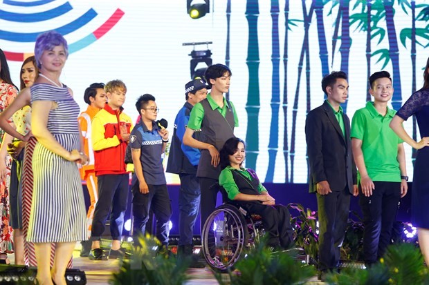 Thủ tướng dự Chương trình thời trang bền vững 'Walk the Talk' ảnh 1