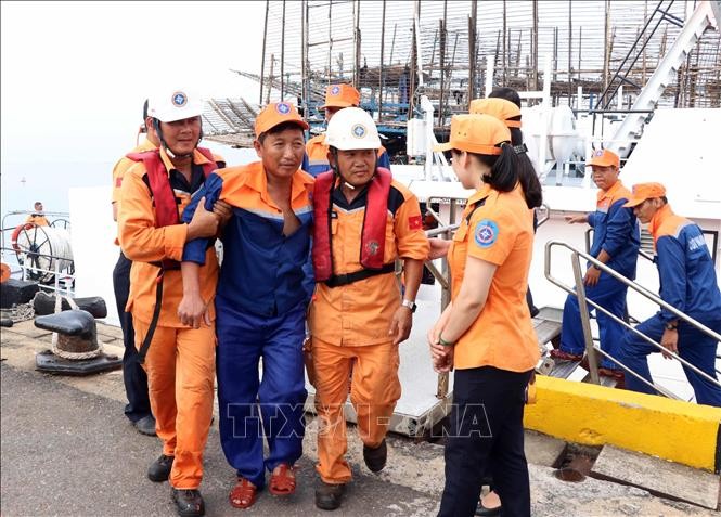 Vượt đêm tối cứu 52 thuyền viên gặp nạn tại khu vực quần đảo Hoàng Sa ảnh 2