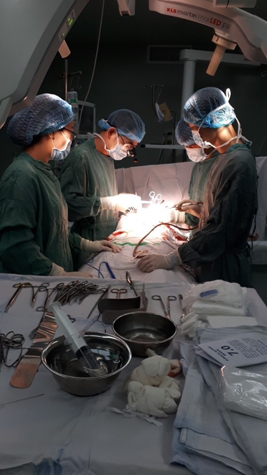 Cứu sống bệnh nhân bị 5 vết dao thủng tim ảnh 1