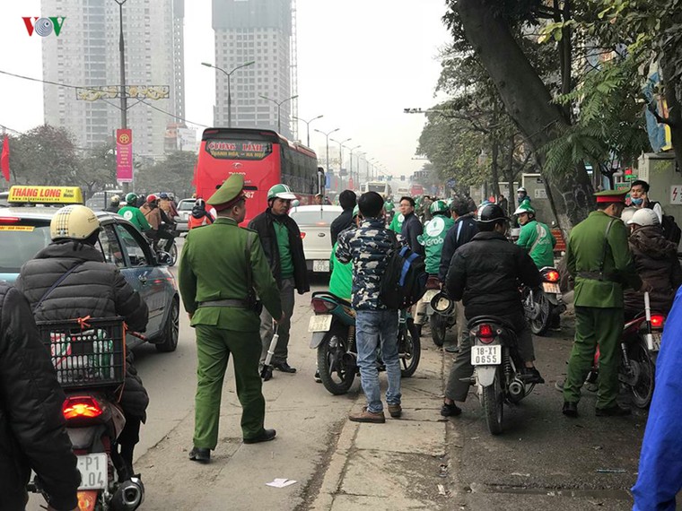 Chạy 'xe ôm', xích lô ở Hà Nội phải được cấp phép, có thẻ hành nghề ảnh 1