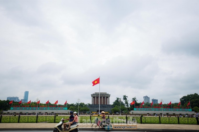 Đường phố Hà Nội rực rỡ cờ hoa mừng ngày Quốc khánh ảnh 1