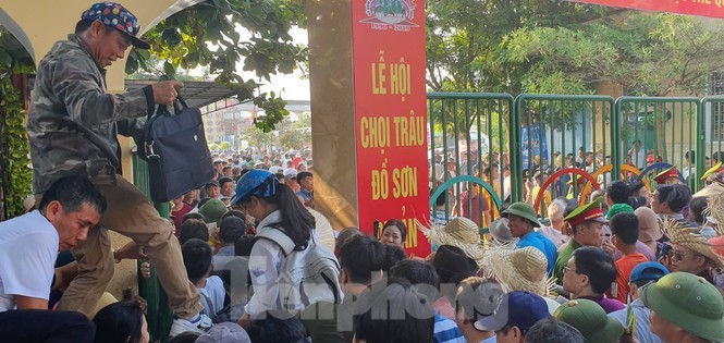 Vạn người chen lấn, xô đẩy xem chọi trâu Đồ Sơn ảnh 3