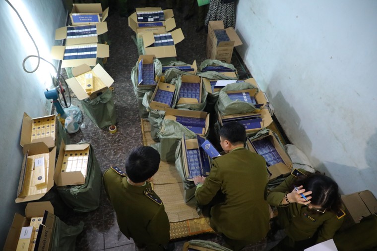 Hà Nội: Thu giữ 15.000 bao thuốc lá 3 số 555 nghi nhập lậu ảnh 1