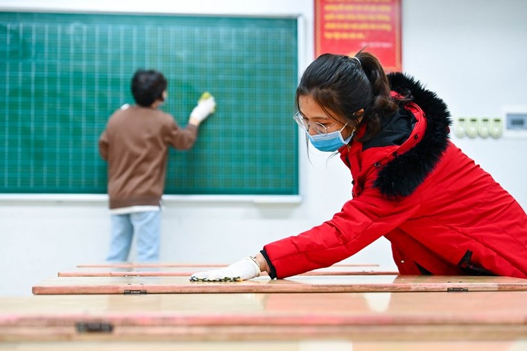 Trường học đầu tiên ở Hà Nội phun thuốc khử trùng phòng virus corona ảnh 6