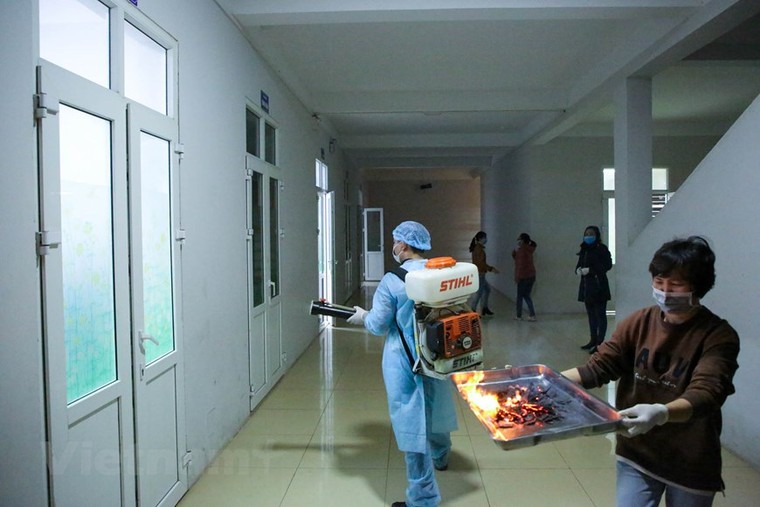 Trường học đầu tiên ở Hà Nội phun thuốc khử trùng phòng virus corona ảnh 7