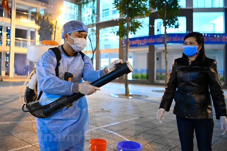 Trường học đầu tiên ở Hà Nội phun thuốc khử trùng phòng virus corona ảnh 1