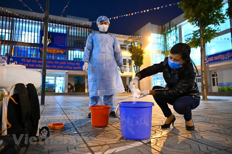 Trường học đầu tiên ở Hà Nội phun thuốc khử trùng phòng virus corona ảnh 3