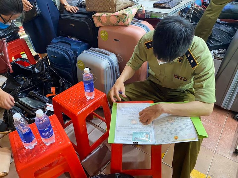 Tạm giữ hơn 1.500 'đồ hiệu' nhái tại Sài Gòn Square và chợ Bến Thành ảnh 3