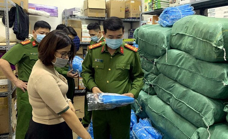 Hà Nội: Phá đường dây nghi làm giả vật tư y tế phòng, chống dịch Covid-19 ảnh 4