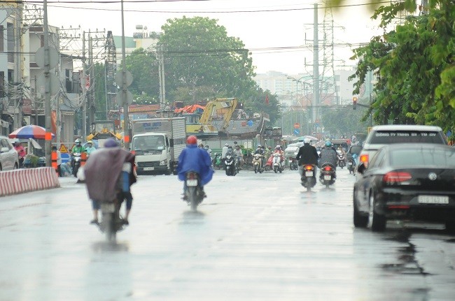 Mưa to trái mùa 'giải nhiệt' cho các tỉnh Nam Bộ đang nóng bức ảnh 2