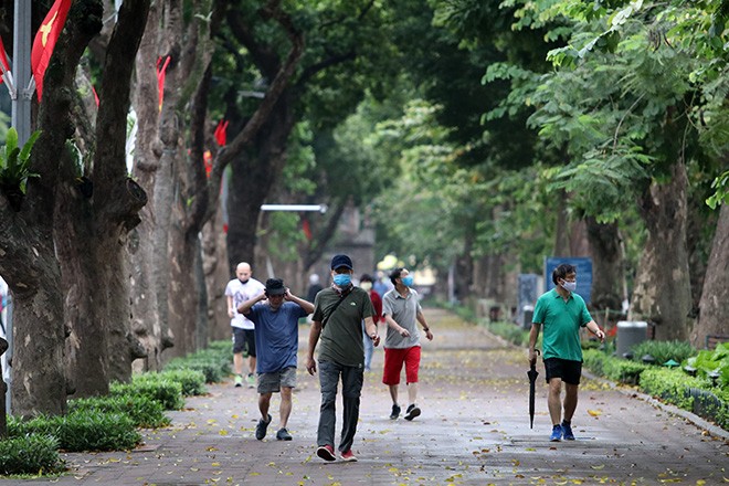 Ngày đầu tiên Hà Nội nới lỏng cách ly xã hội: Hàng quán mở lại, phố xá đông đúc người xe ảnh 4
