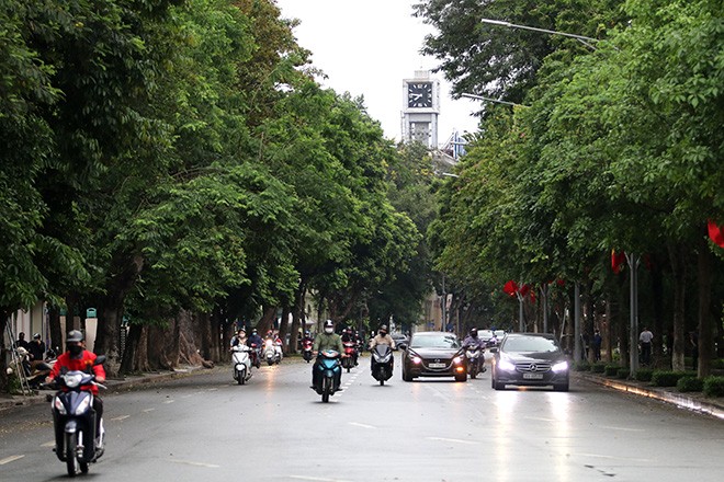 Ngày đầu tiên Hà Nội nới lỏng cách ly xã hội: Hàng quán mở lại, phố xá đông đúc người xe ảnh 1