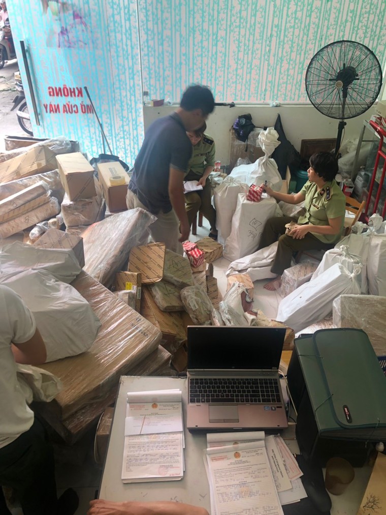 Hà Nội: Phát hiện cơ sở kinh doanh phụ tùng ô tô nghi giả mạo các nhãn hiệu lớn ảnh 1