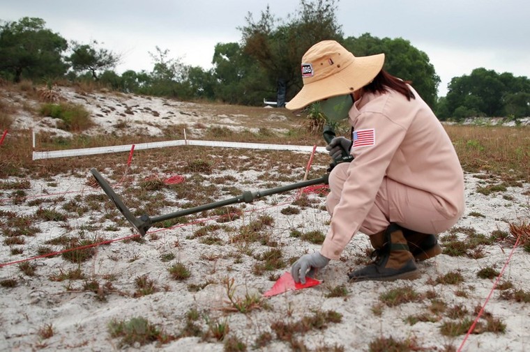 Đội nữ rà phá bom mìn có một không hai ở Quảng Trị ảnh 3