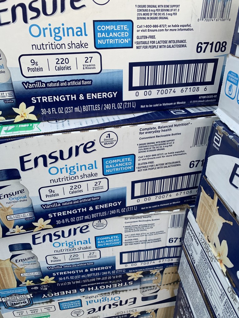 TP. Hồ Chí Minh tạm giữ hơn 12.000 sản phẩm sữa Ensure và bia Heineken nhập lậu ảnh 1