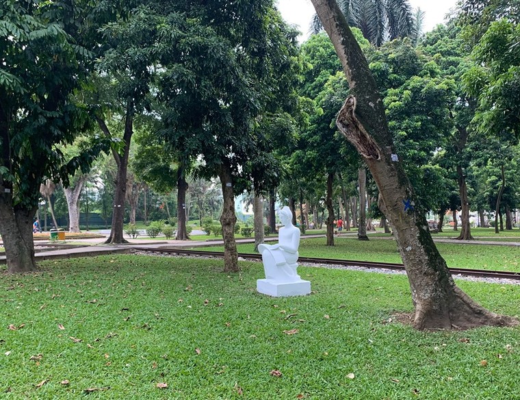 Trả nguyên trạng cho những bức tượng bị sơn màu sặc sỡ tại Công viên Thống Nhất ảnh 4