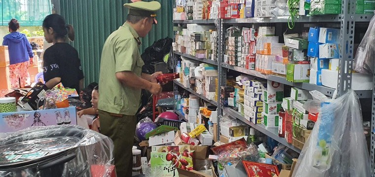 QLTT Hà Nội 'đột kích' cơ sở lớn chuyên kinh doanh hàng giả qua facebook ảnh 2