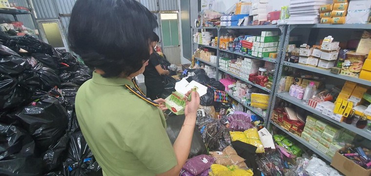 QLTT Hà Nội 'đột kích' cơ sở lớn chuyên kinh doanh hàng giả qua facebook ảnh 6