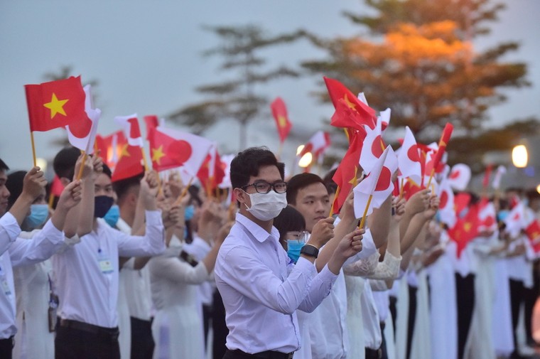 Thủ tướng Nhật Bản và Phu nhân bắt đầu thăm chính thức Việt Nam ảnh 4