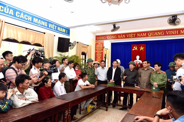 Phó Thủ tướng Trịnh Đình Dũng: Tình hình rất khẩn trương ảnh 7