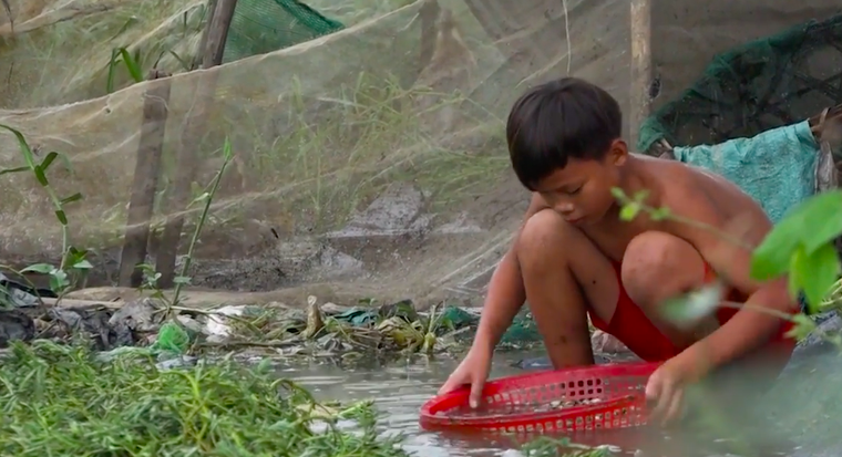 Tuổi thơ rơi lại trên đường mưu sinh! - Kỳ 1: Những đứa trẻ xóm Ốc ảnh 4