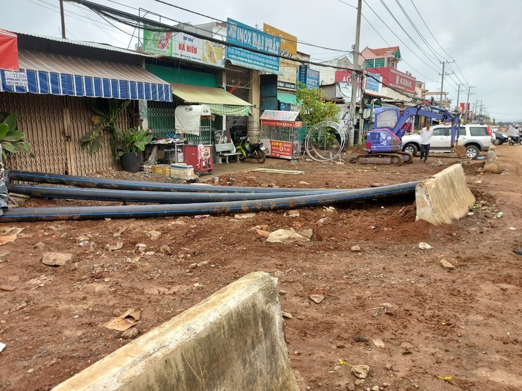 Đồng Nai: Vừa khởi công lại, cầu vượt Dầu Giây tiếp tục dừng vì… không có tiền đổ dầu ảnh 1