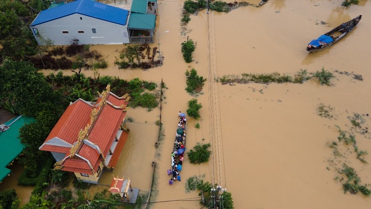 Hàng nghìn tỷ đồng cứu trợ đồng bào miền Trung vượt qua hoạn nạn ảnh 2