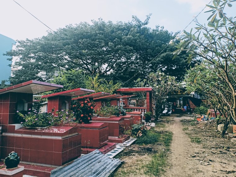 Sống nơi cửa mả: Bài 1 - Láng giềng âm dương ảnh 2