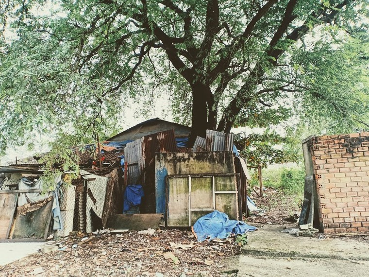 Sống nơi cửa mả - Bài 2: Cư dân ‘thành phố buồn’ ảnh 1