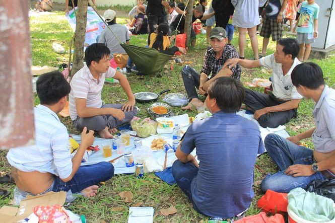 Người dân Sài Gòn mắc võng, nấu ăn trong Thảo Cầm Viên ảnh 16