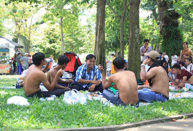 Người dân Sài Gòn mắc võng, nấu ăn trong Thảo Cầm Viên ảnh 17