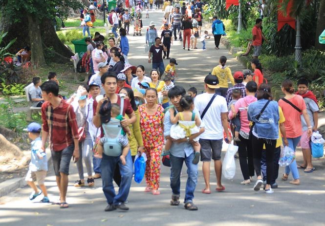 Người dân Sài Gòn mắc võng, nấu ăn trong Thảo Cầm Viên ảnh 18