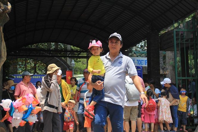 Người dân Sài Gòn mắc võng, nấu ăn trong Thảo Cầm Viên ảnh 19