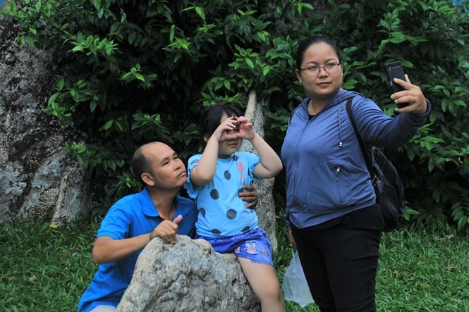 Người dân Sài Gòn mắc võng, nấu ăn trong Thảo Cầm Viên ảnh 8