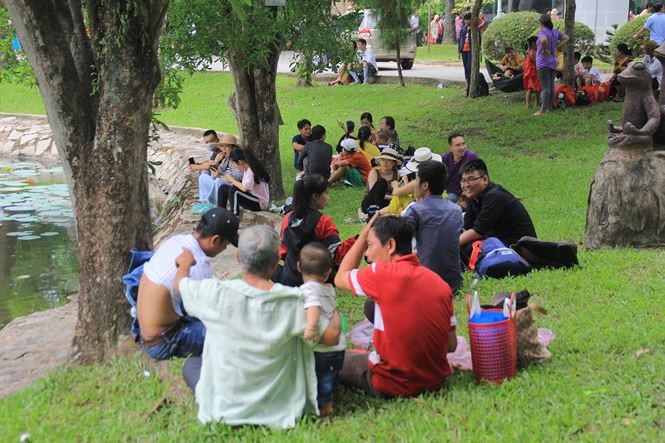 Người dân Sài Gòn mắc võng, nấu ăn trong Thảo Cầm Viên ảnh 11