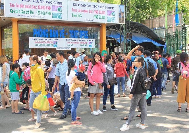 Người dân Sài Gòn mắc võng, nấu ăn trong Thảo Cầm Viên ảnh 1