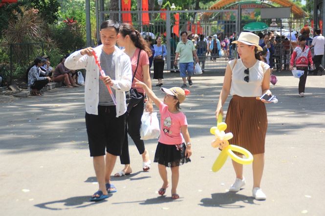 Người dân Sài Gòn mắc võng, nấu ăn trong Thảo Cầm Viên ảnh 2