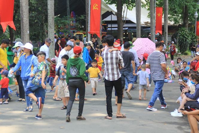 Người dân Sài Gòn mắc võng, nấu ăn trong Thảo Cầm Viên ảnh 3