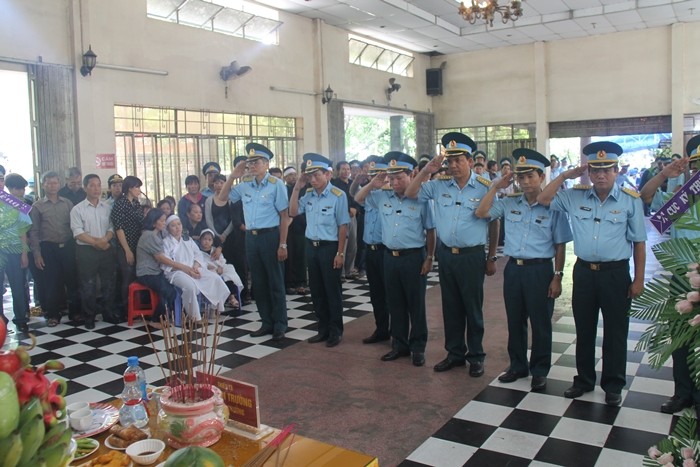 Nghẹn ngào hình ảnh vợ ôm con thơ ngơ ngác trong lễ tang phi công hy sinh ảnh 2