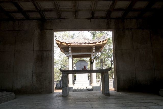 Khám phá lăng mộ bằng đá xanh của phụ thân Nam Phương hoàng hậu ảnh 11