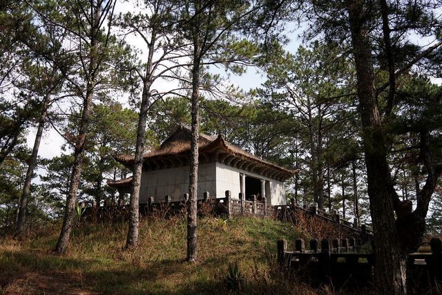 Khám phá lăng mộ bằng đá xanh của phụ thân Nam Phương hoàng hậu ảnh 1