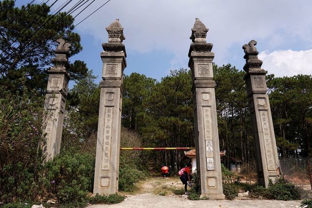 Khám phá lăng mộ bằng đá xanh của phụ thân Nam Phương hoàng hậu ảnh 3