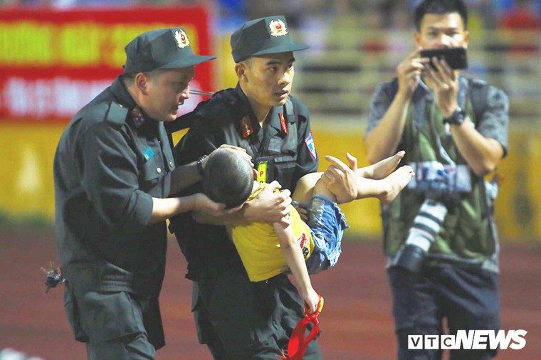 Chiến sỹ cảnh sát cơ động chịu đau, cứu bé trai ngất xỉu trận Nam Định vs HAGL: 'Đó là việc làm bình thường' ảnh 1