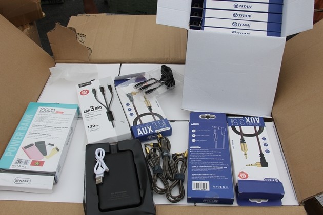 Phát hiện container linh kiện điện thoại Trung Quốc giả xuất xứ Việt Nam trị giá hàng tỷ đồng ảnh 1