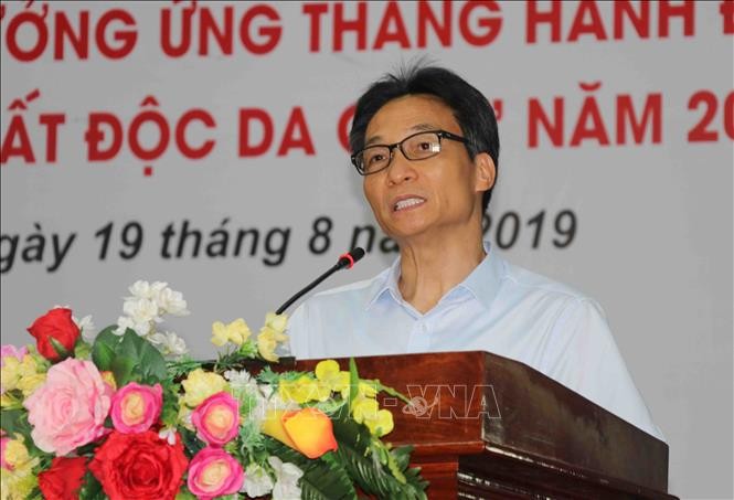 Phó Thủ tướng Vũ Đức Đam thăm và tặng quà cho nạn nhân chất độc da cam tỉnh Phú Yên ảnh 1