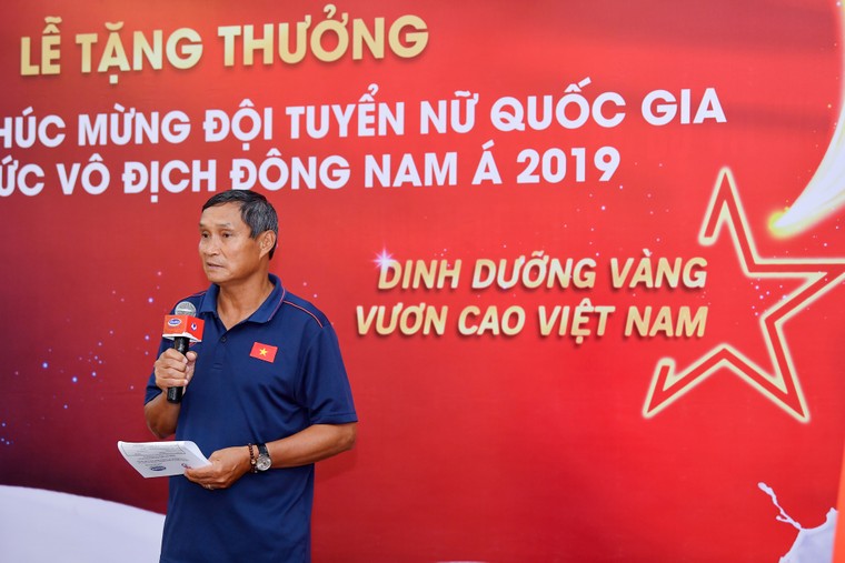 Vinamilk trao thưởng chúc mừng đội tuyển bóng đá nữ quốc gia vô địch Đông Nam Á 2019 ảnh 1