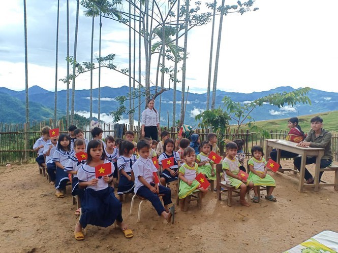 Xúc động lễ khai giảng 2 cô giáo 34 trò trên vùng cao Nam Trà My ảnh 8