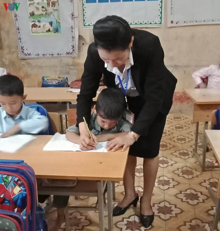 Giáo viên cắm bản và những thiệt thòi ít người biết ảnh 1
